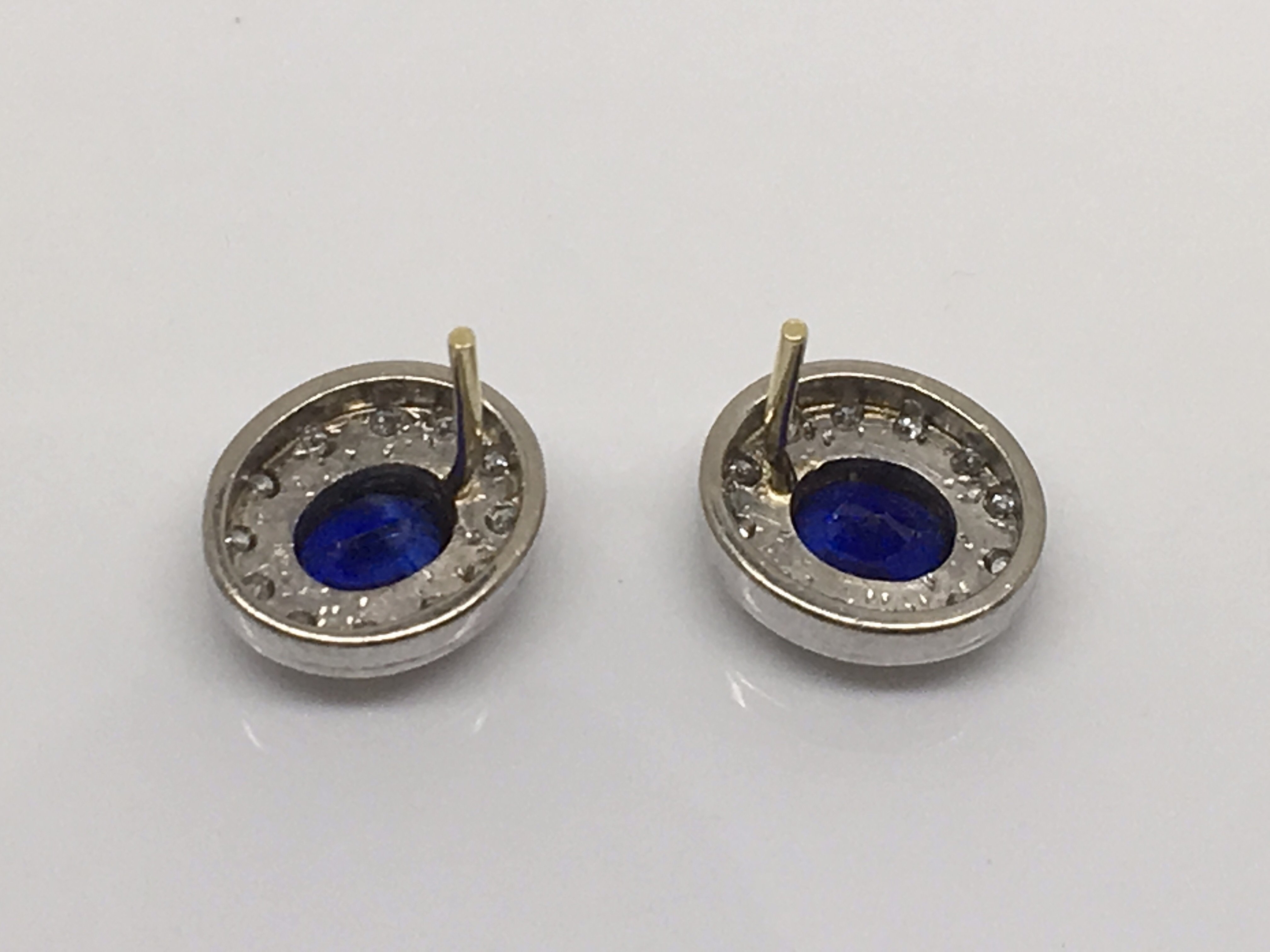 A pair of sapphire and diamond white gold earrings. - Bild 2 aus 2