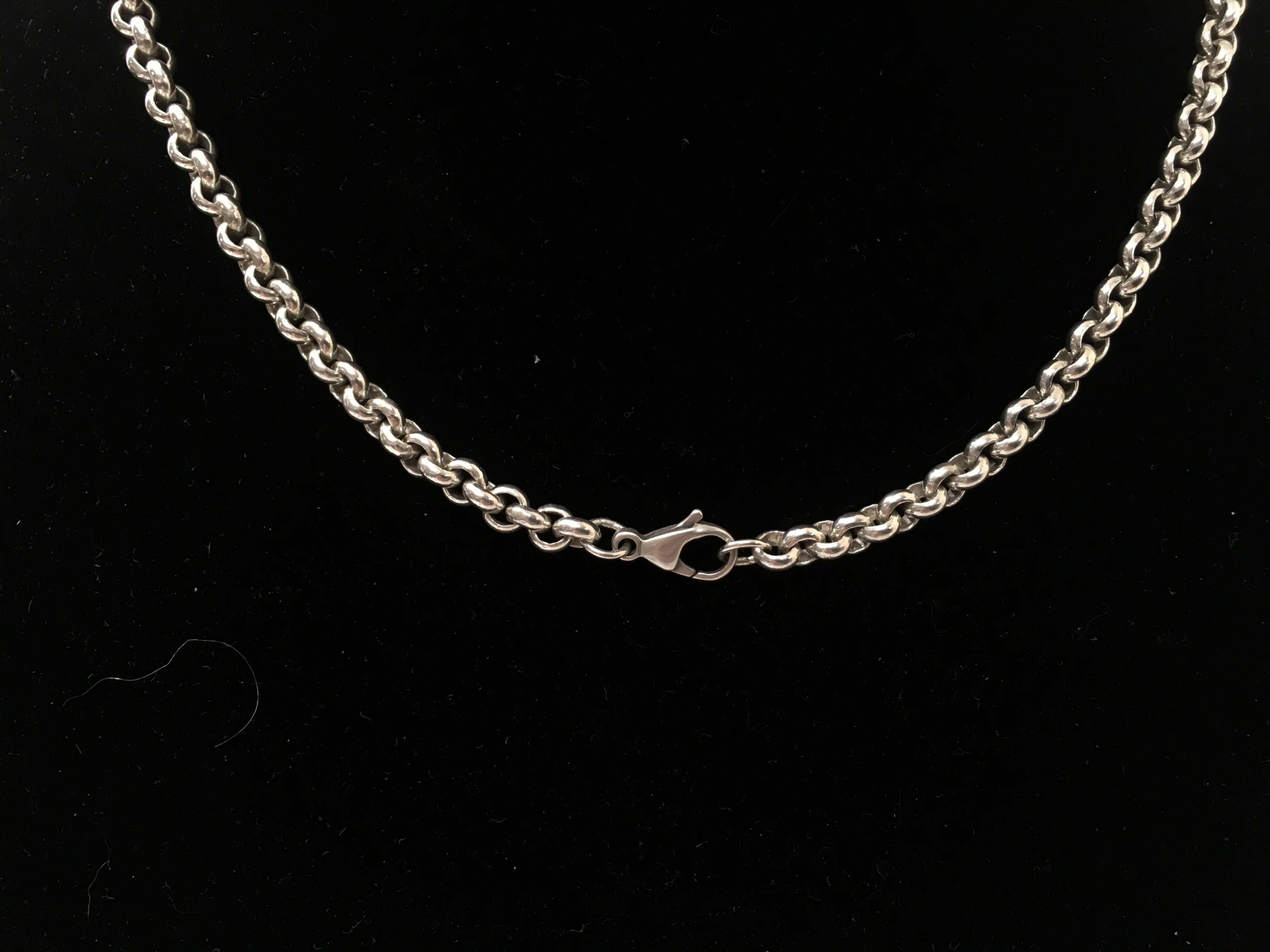 A large silver crucifix pendant on a silver chain. - Bild 4 aus 4