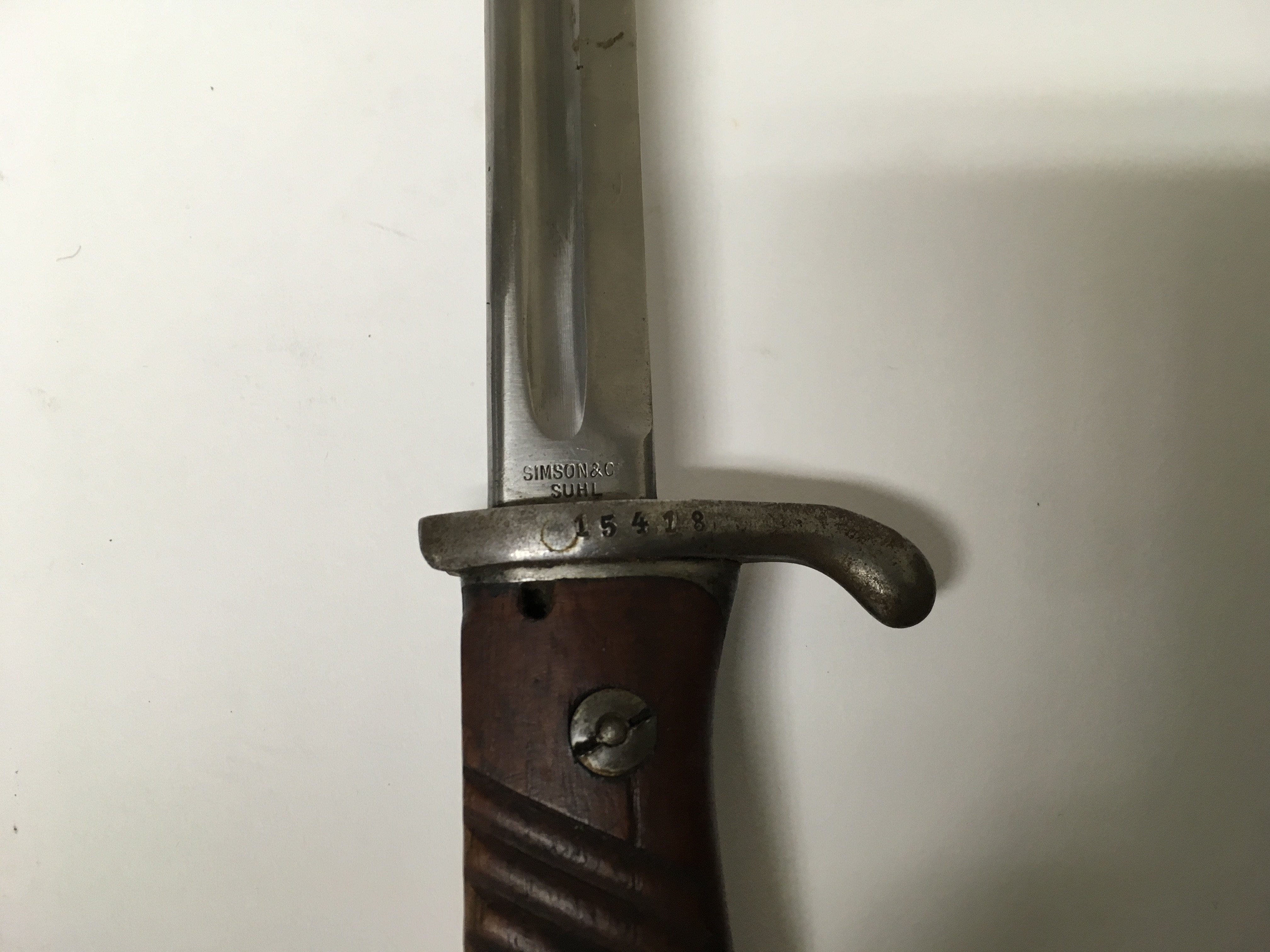 A German WW1 M1898 n/a bayonet manufactured by Simpson & Co in Suhl with a leather scabbard. - Image 2 of 2