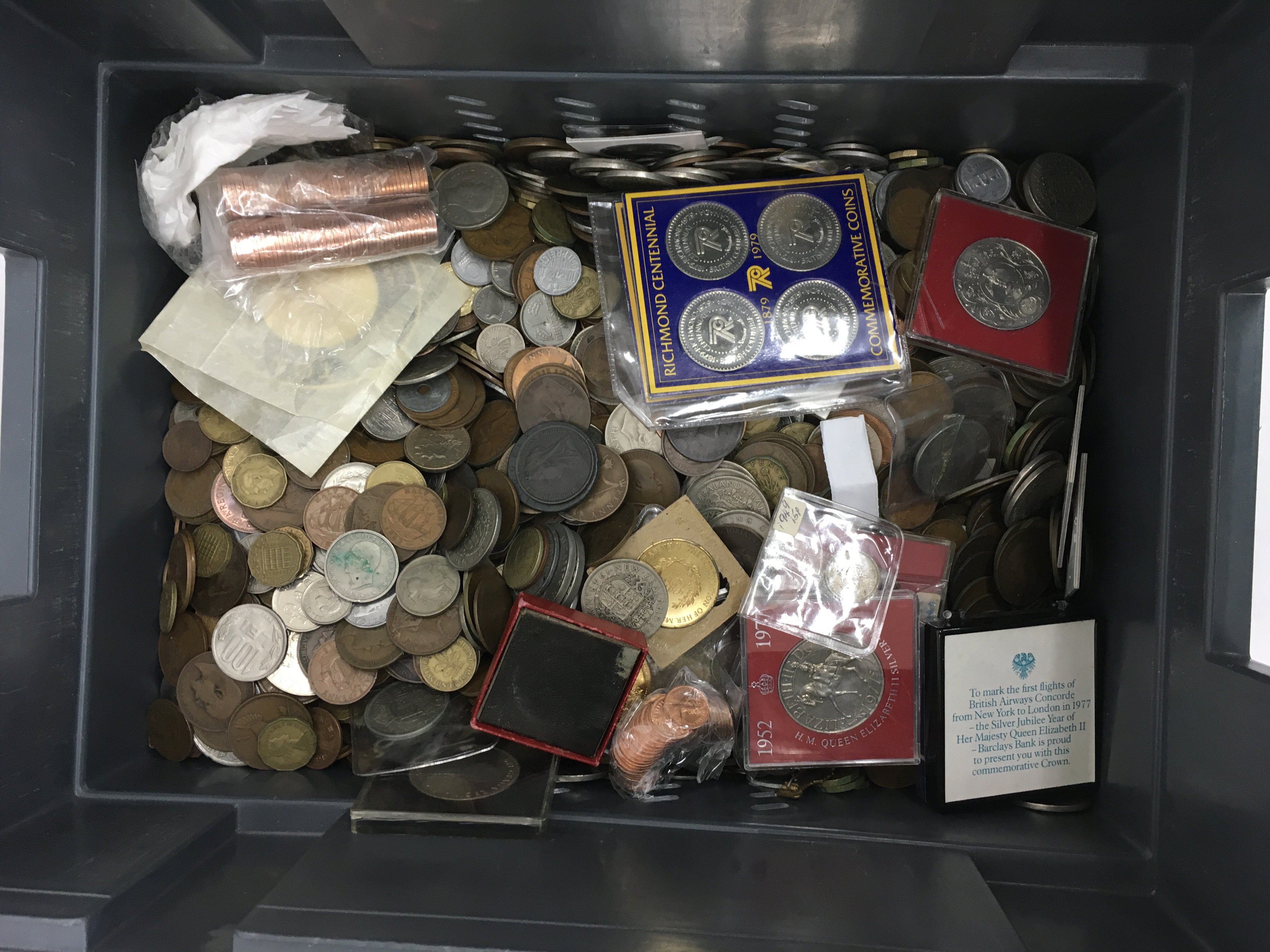 A box of world coins and bank notes to include Japanese notes. - Image 2 of 2