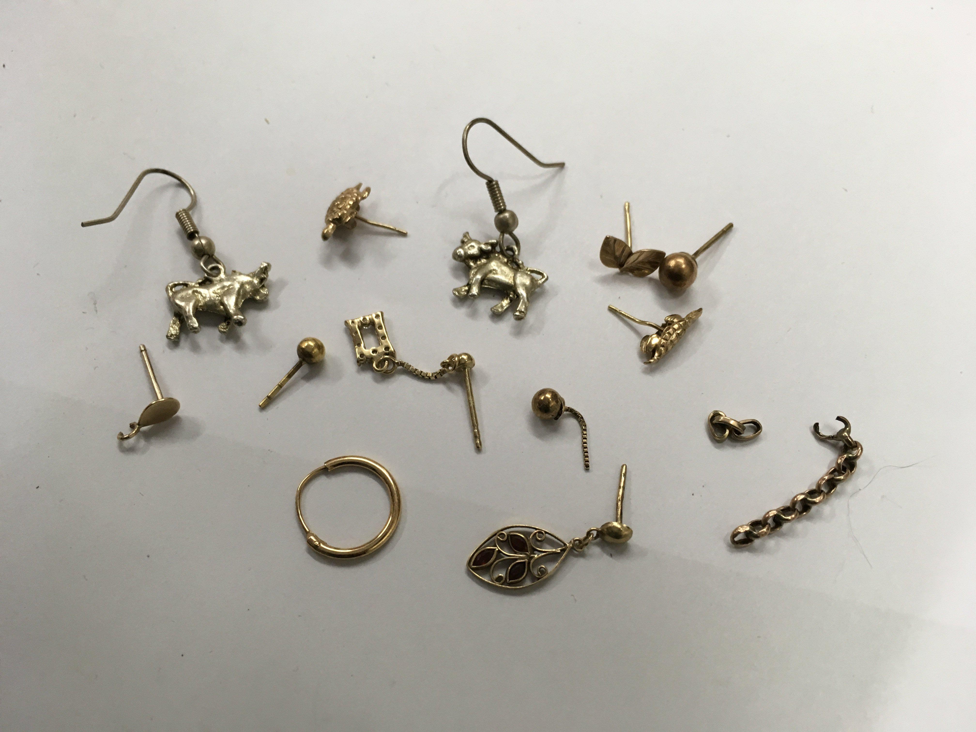 A collection of gold earrings, two other rings and various other rings. - Bild 2 aus 2