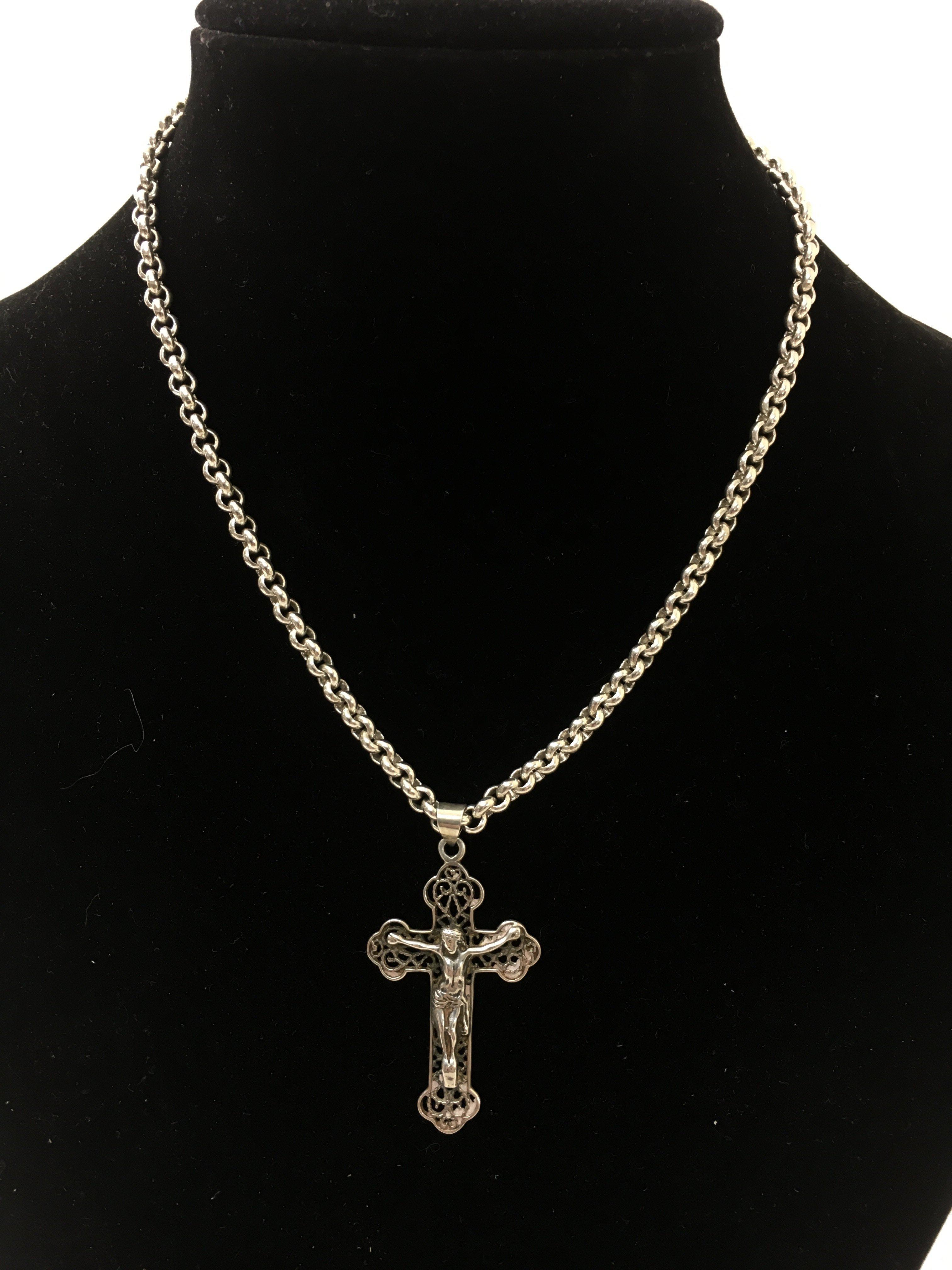 A large silver crucifix pendant on a silver chain. - Bild 3 aus 4