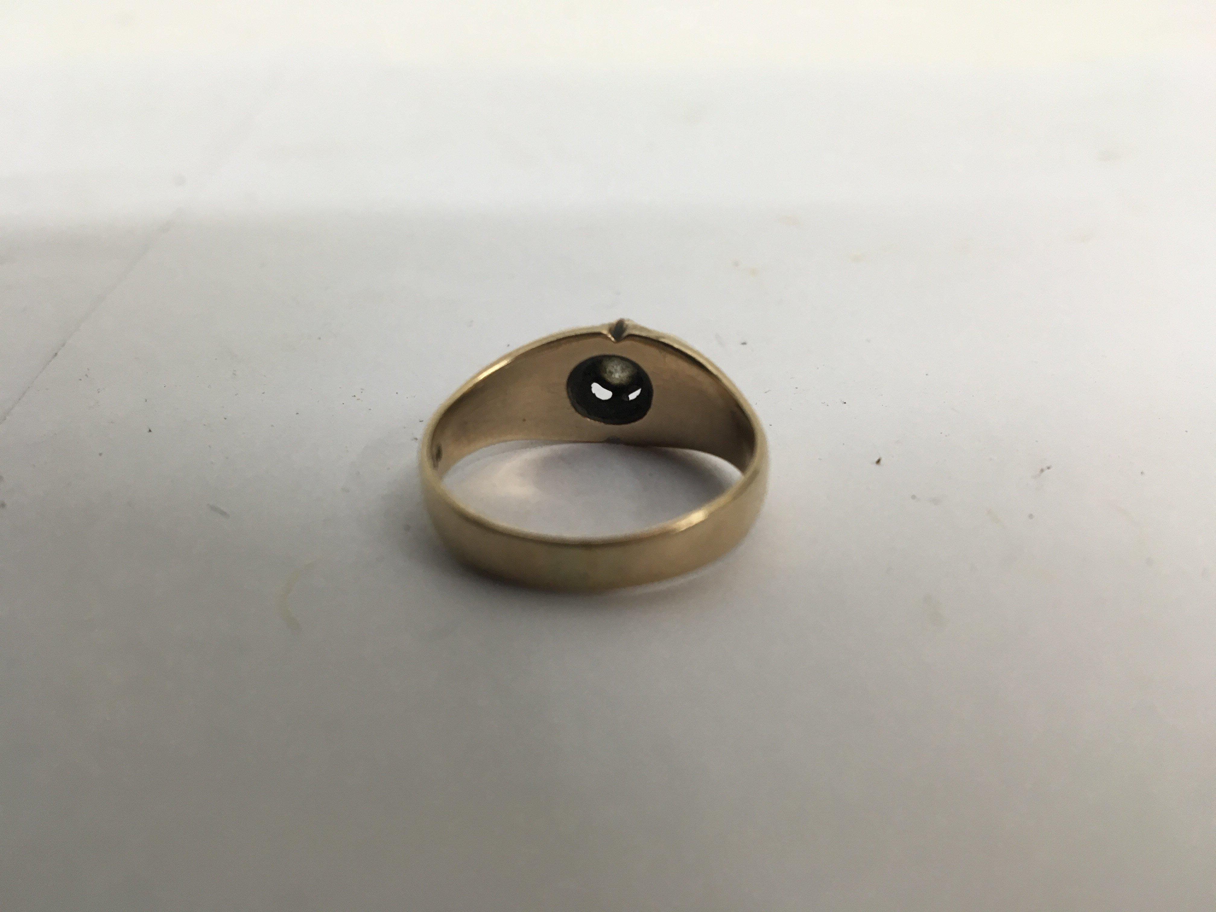 A gents 9ct gold ring with a solitaire diamond. Weight approx 5g Size P - Bild 2 aus 2