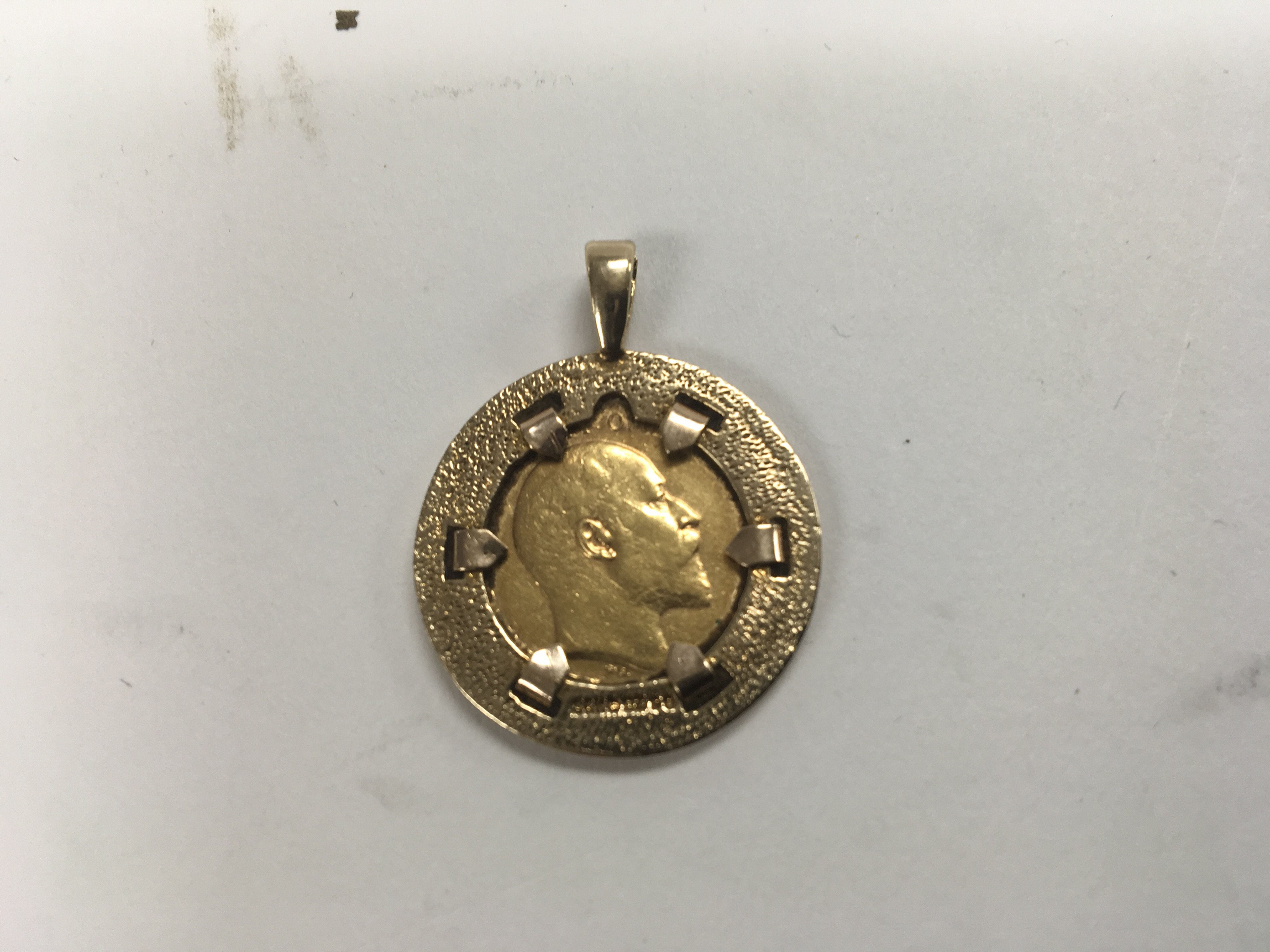 A mounted full 1907 sovereign. Weight approx 8g - Image 2 of 2