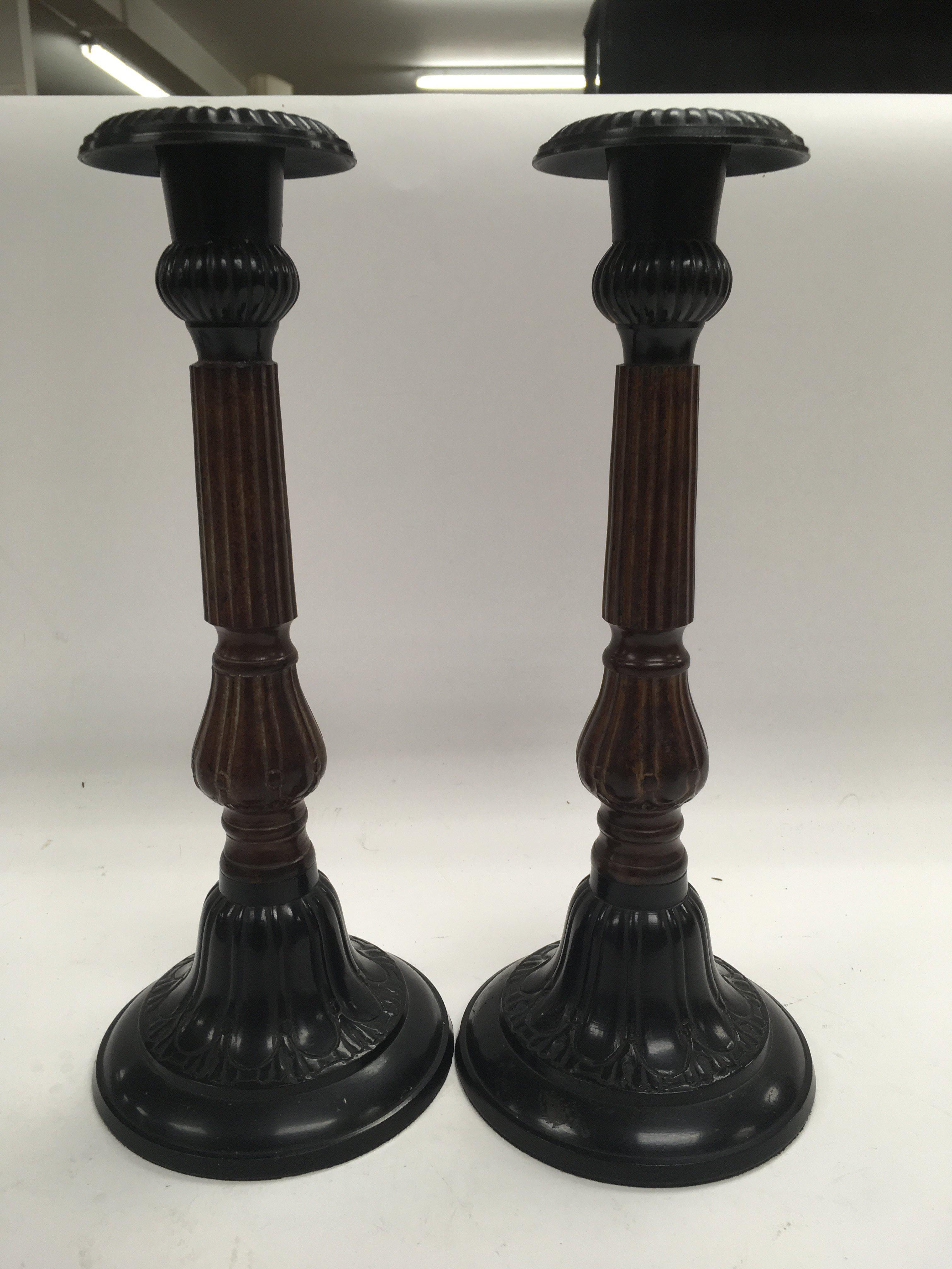 A pair of candlesticks with reeded decoration. Hei