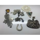 A bag contains of mixed silver oddments (9)