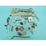 A collection of jewellery to include a Victorian cameo brooch, jadeite pendant,