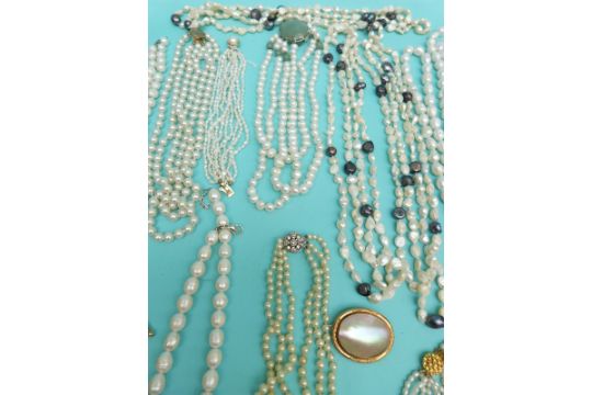 A collection of cultured pearls including some fresh water - Image 3 of 5