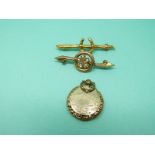 Two 9ct gold brooches one set with seed pearls and the other in the form of a horseshoe (4.
