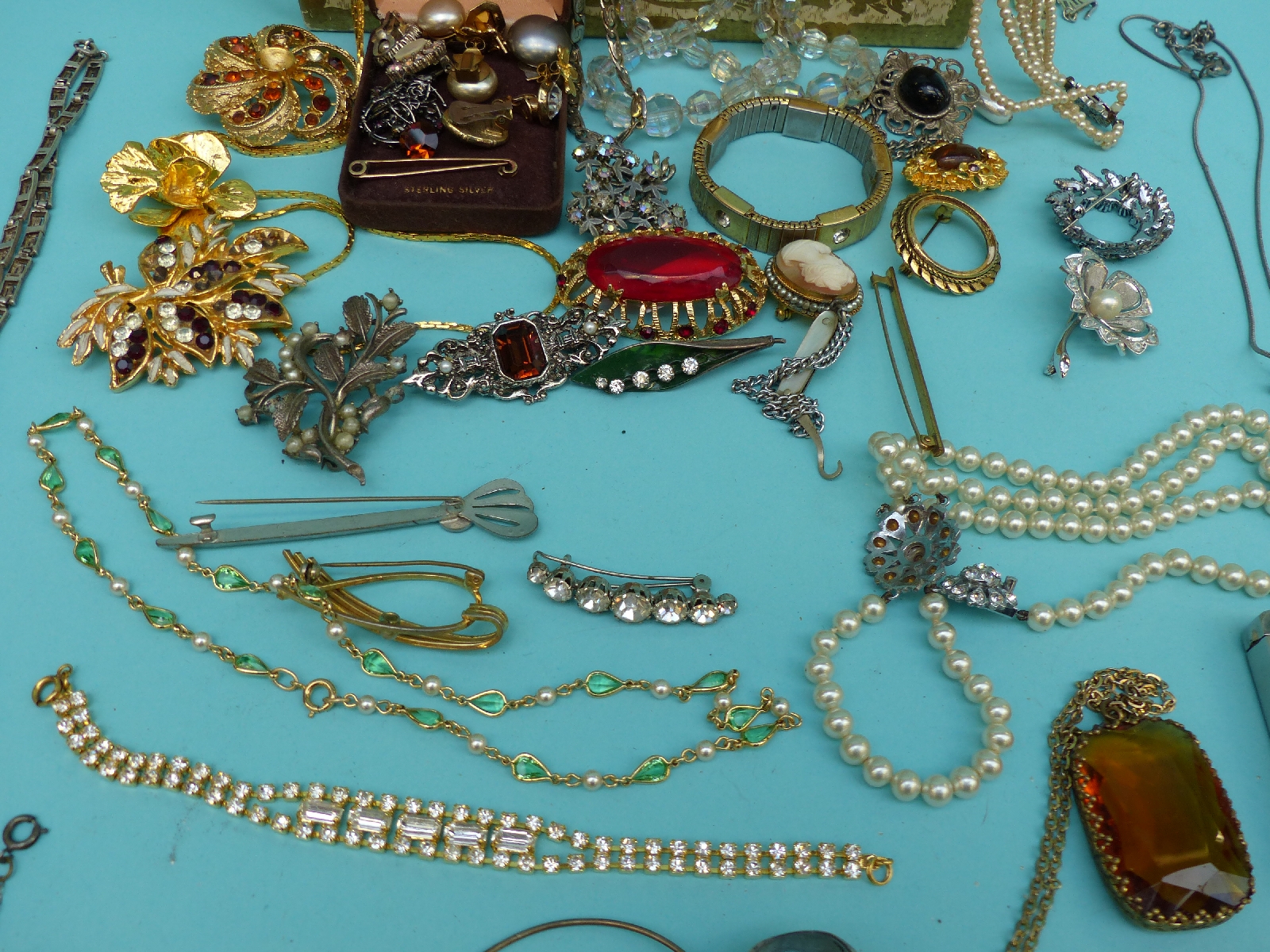 A collection of jewellery to include a coral necklace, coral brooch, - Image 11 of 15