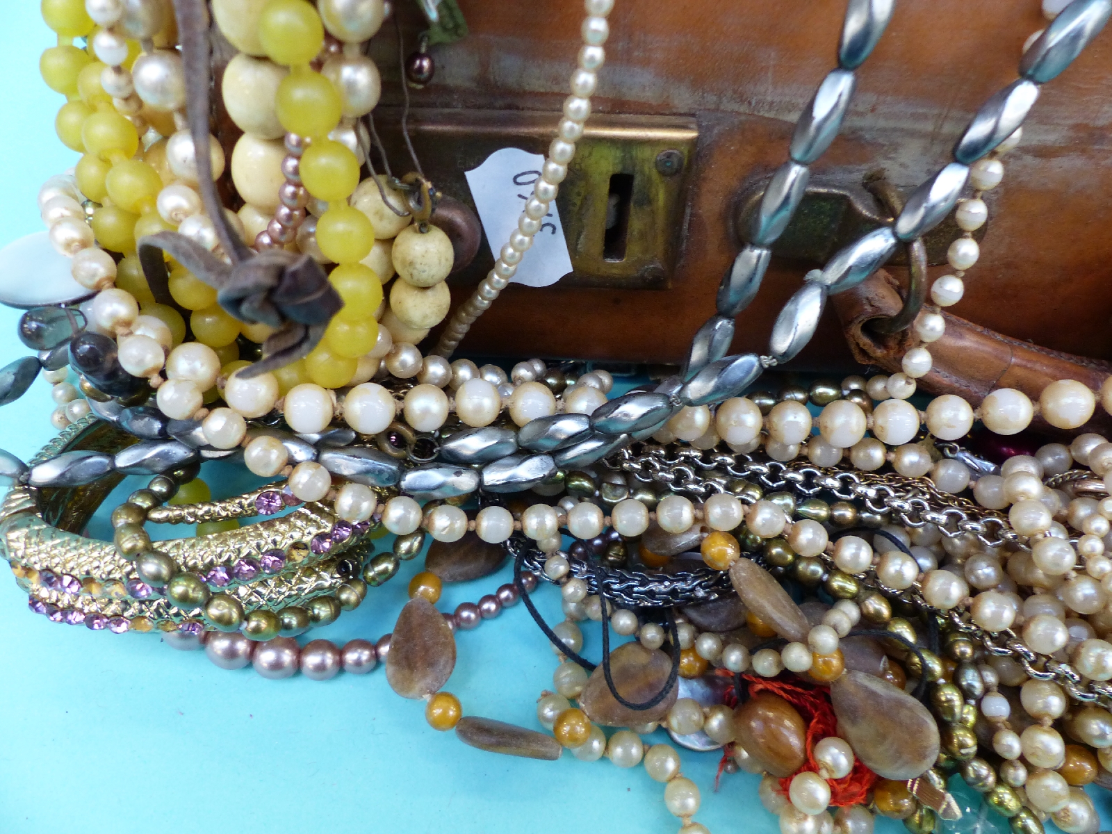 A collection of costume jewellery to include agate bracelet, silver, beaded necklaces, - Image 10 of 14