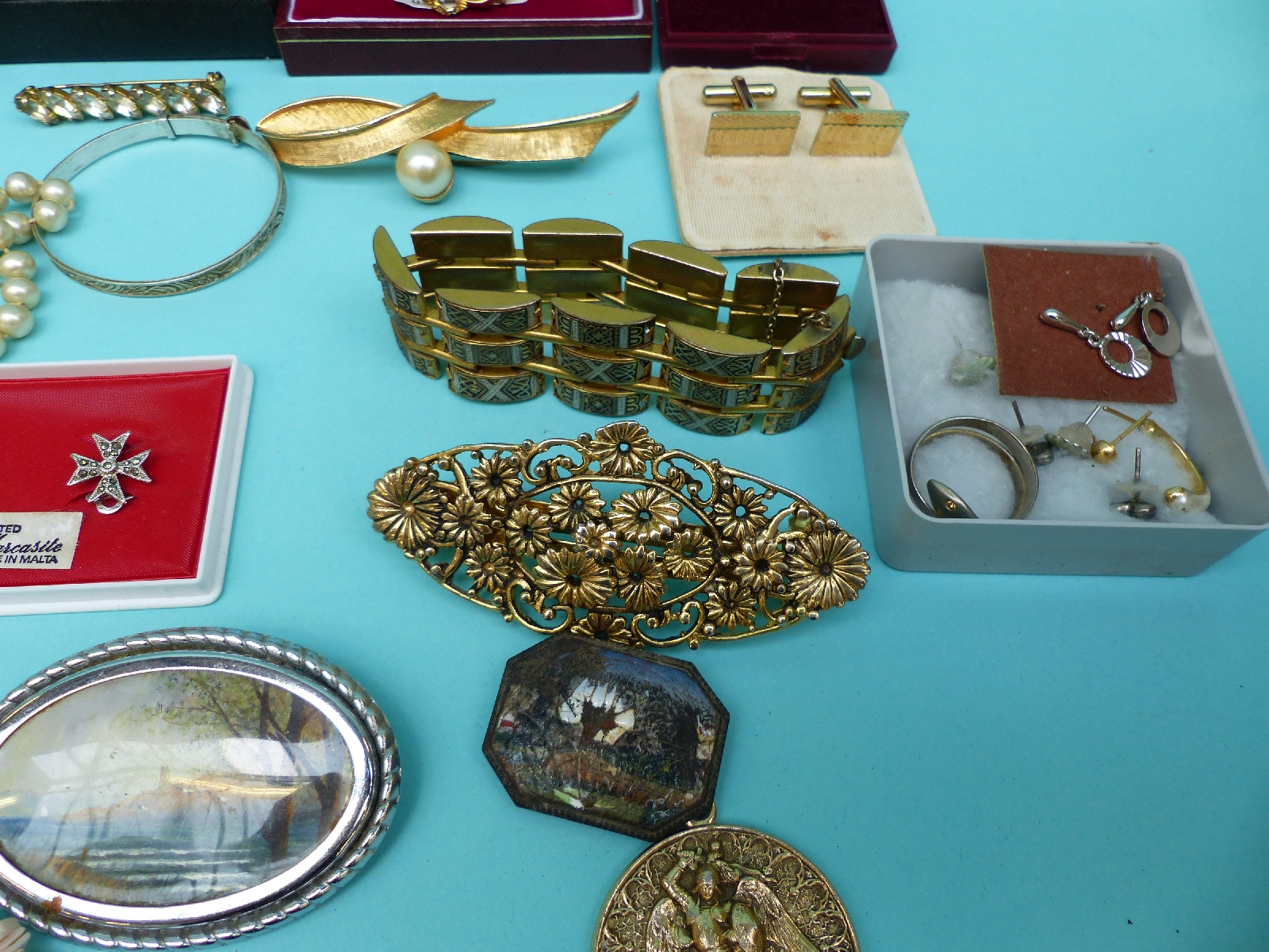 A collection of jewellery to include a shell necklace, silver necklaces, silver bracelet, brooches, - Image 9 of 12