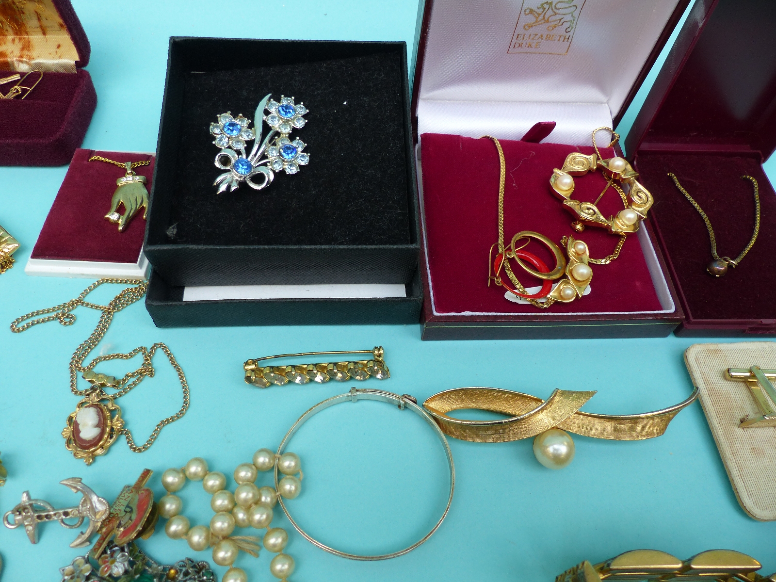 A collection of jewellery to include a shell necklace, silver necklaces, silver bracelet, brooches, - Image 7 of 12