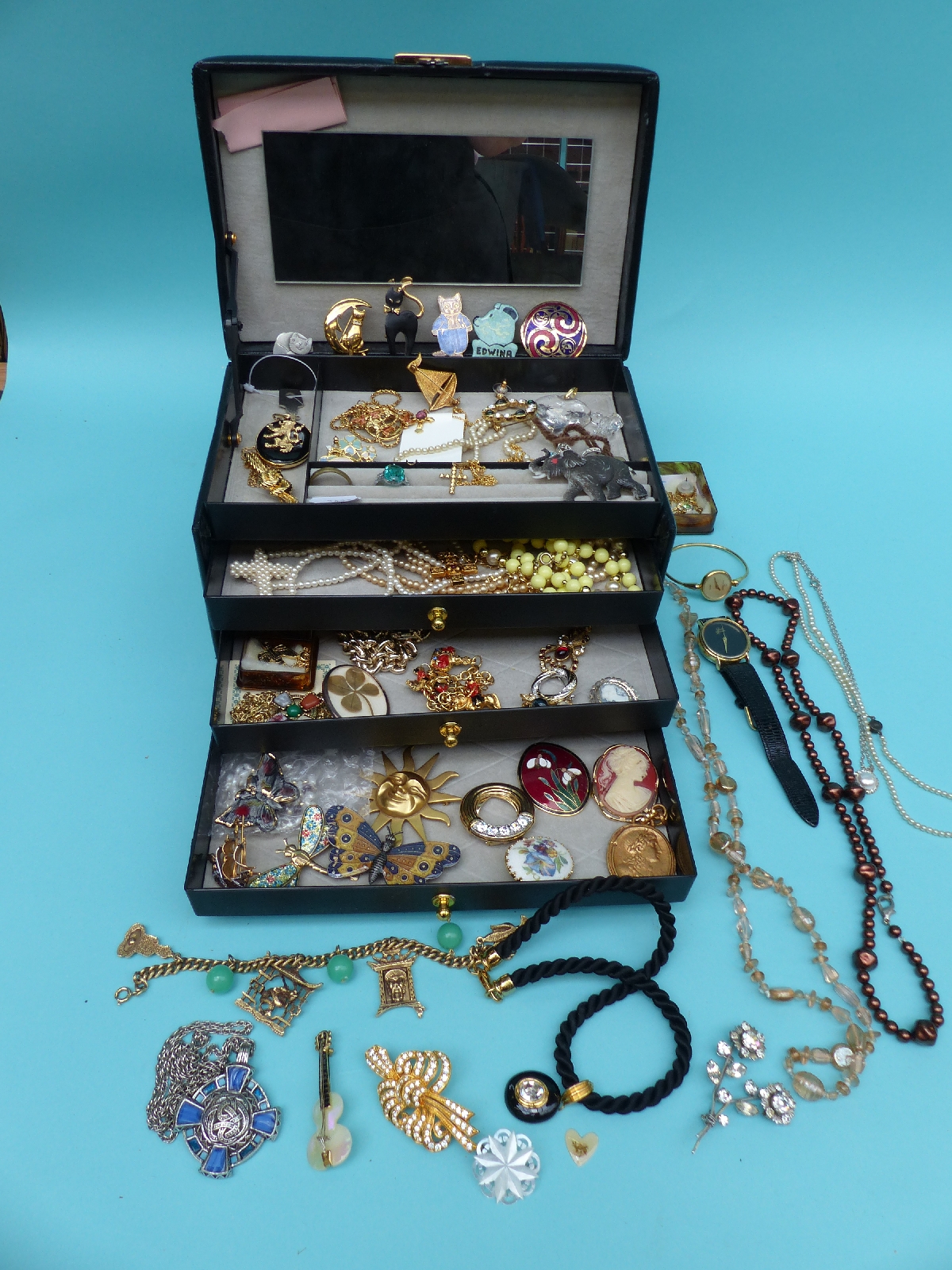 A collection of costume jewellery to include brooches, Miracle jewellery,