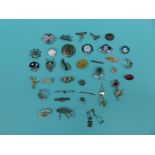 A collection of silver brooches to include abalone, filigree,