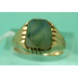 A 9ct gold ring set with an agate cabochon