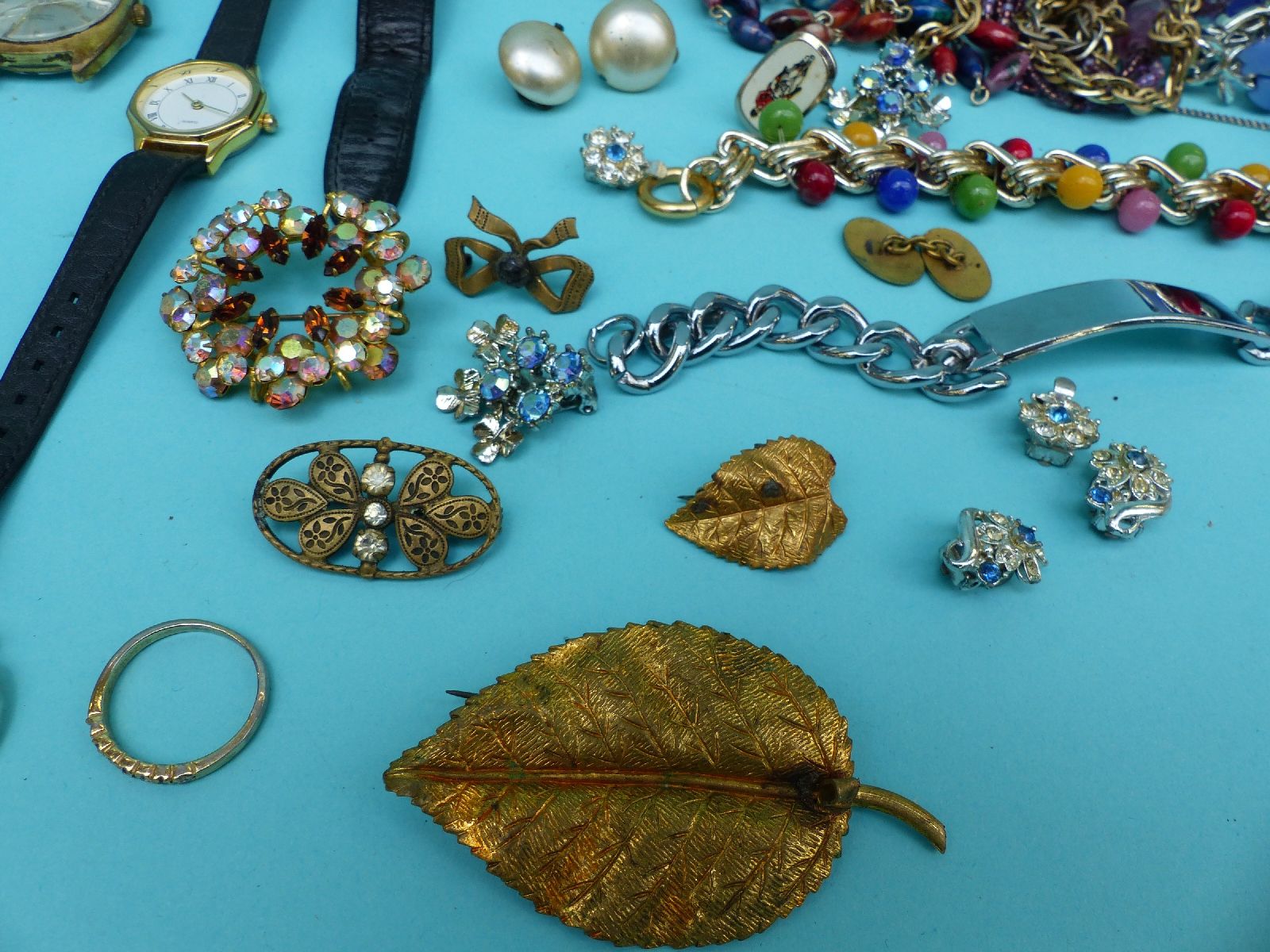 A collection of costume jewellery and watches - Image 6 of 6