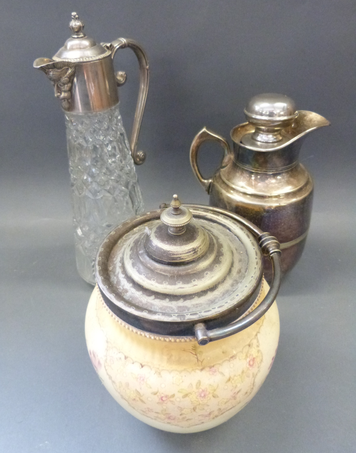 A collection of plated ware including a spirit kettle, Walker and Hall salver, - Image 3 of 4