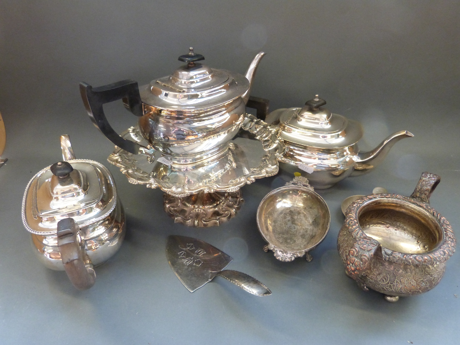 A large quantity of silver plate and other metalware including teaware, trays, tazzas, - Image 4 of 4