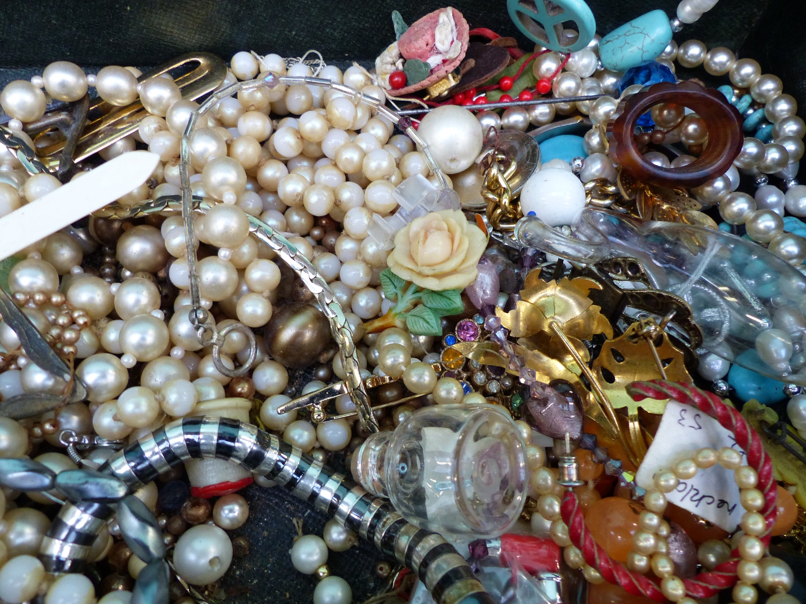 A collection of costume jewellery to include agate bracelet, silver, beaded necklaces, - Image 9 of 14