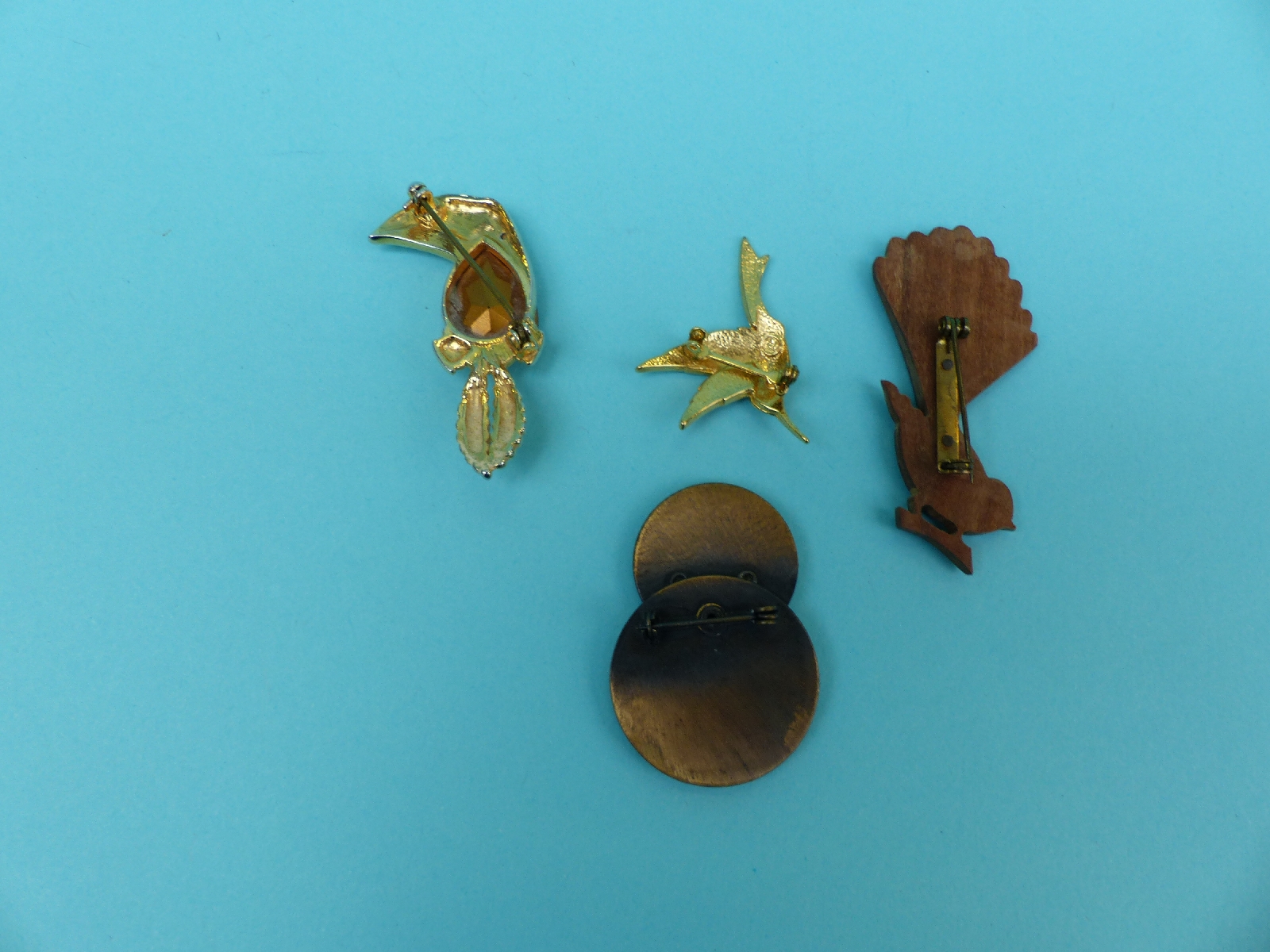 A collection of brooches depicting birds to includes enamel, bone, ceramic, metal, wood, - Image 7 of 13