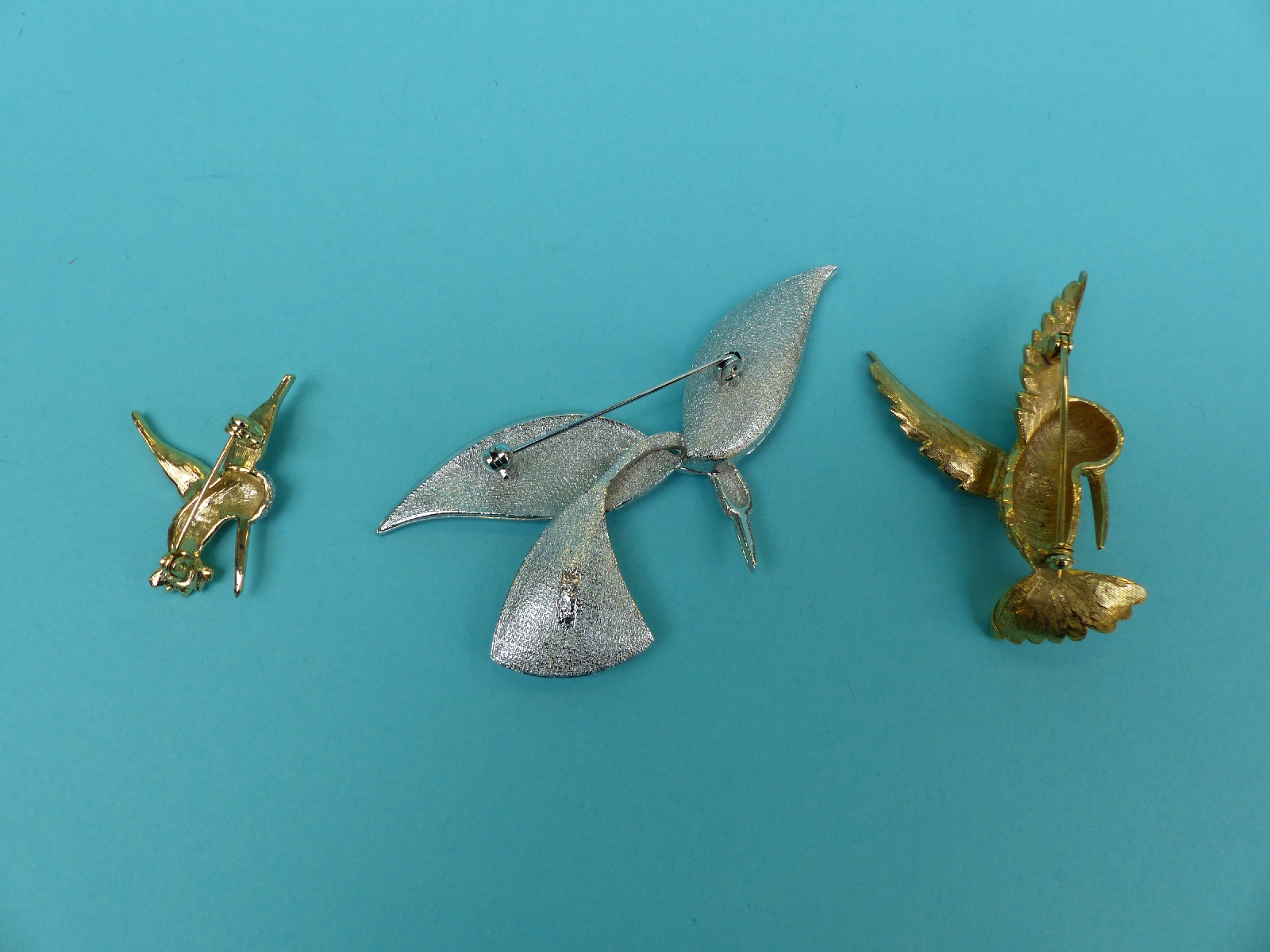 A collection of brooches depicting birds to includes enamel, bone, ceramic, metal, wood, - Image 11 of 13