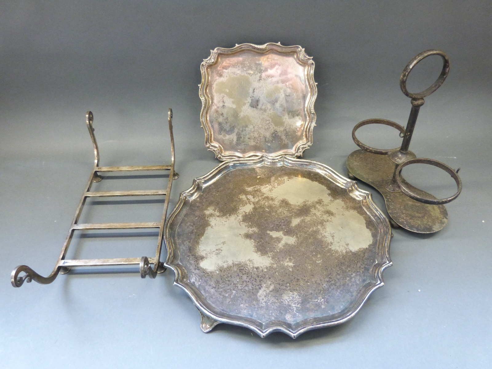 A collection of plated ware including a spirit kettle, Walker and Hall salver, - Image 4 of 4
