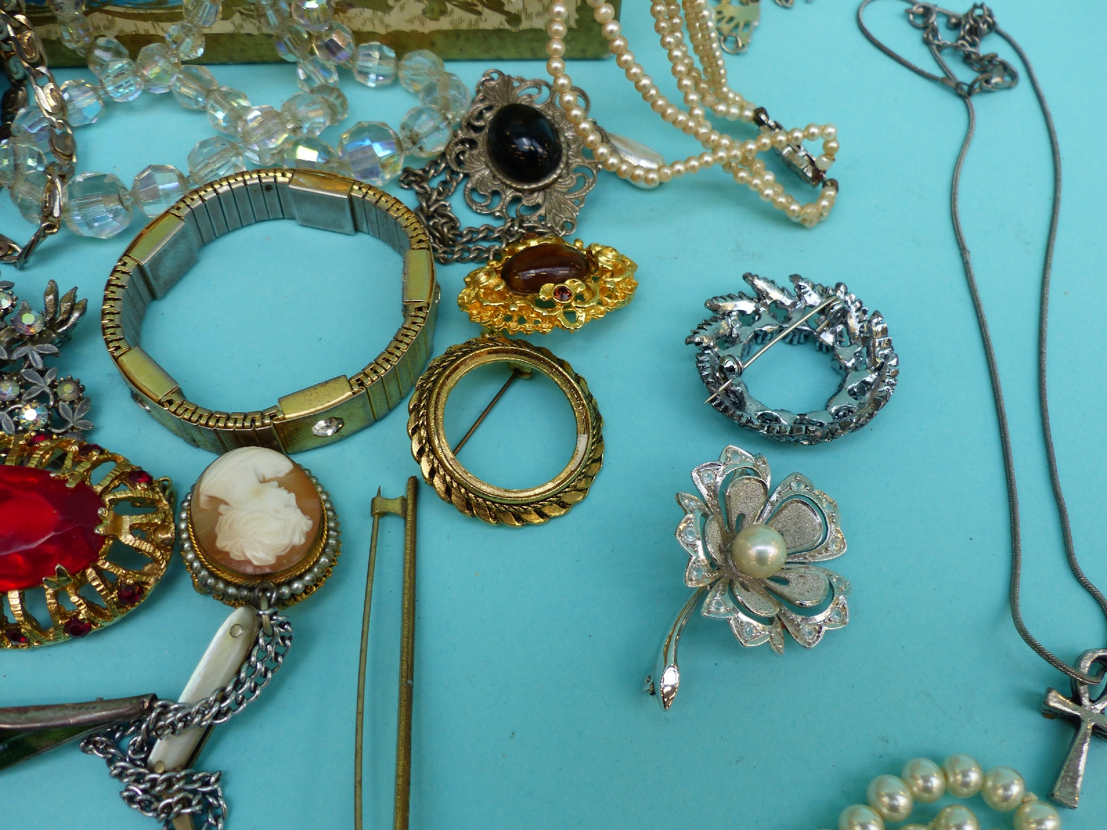 A collection of jewellery to include a coral necklace, coral brooch, - Image 9 of 15