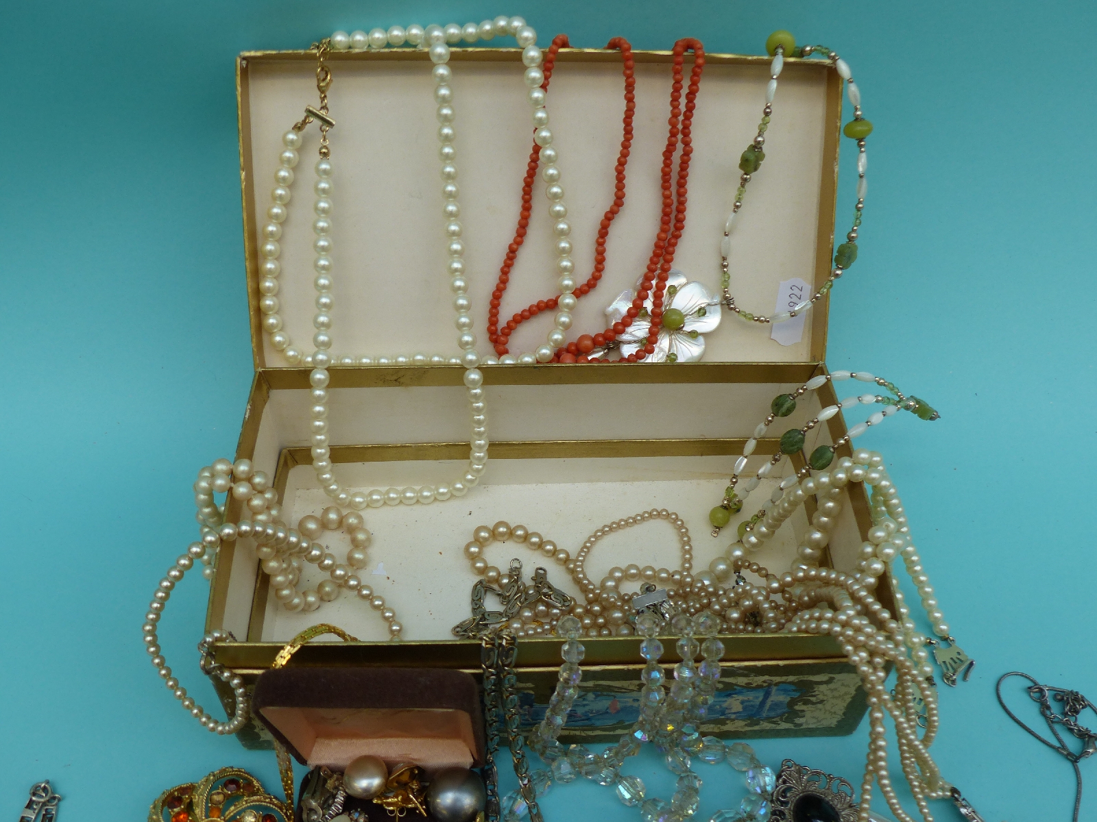 A collection of jewellery to include a coral necklace, coral brooch, - Image 5 of 15