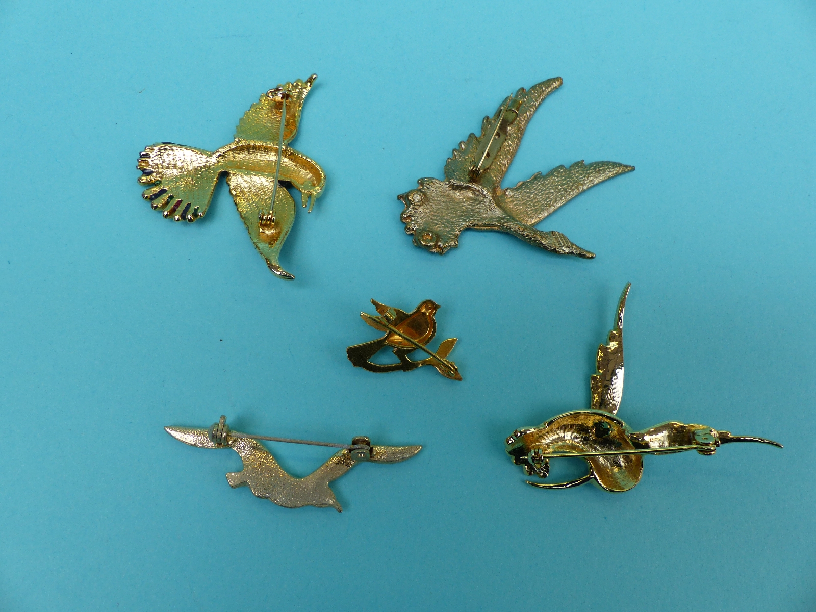 A collection of brooches depicting birds to includes enamel, bone, ceramic, metal, wood, - Image 5 of 13