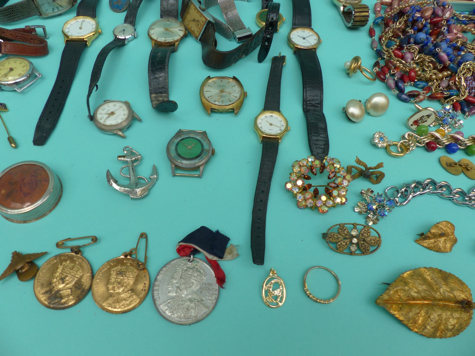 A collection of costume jewellery and watches - Image 3 of 6