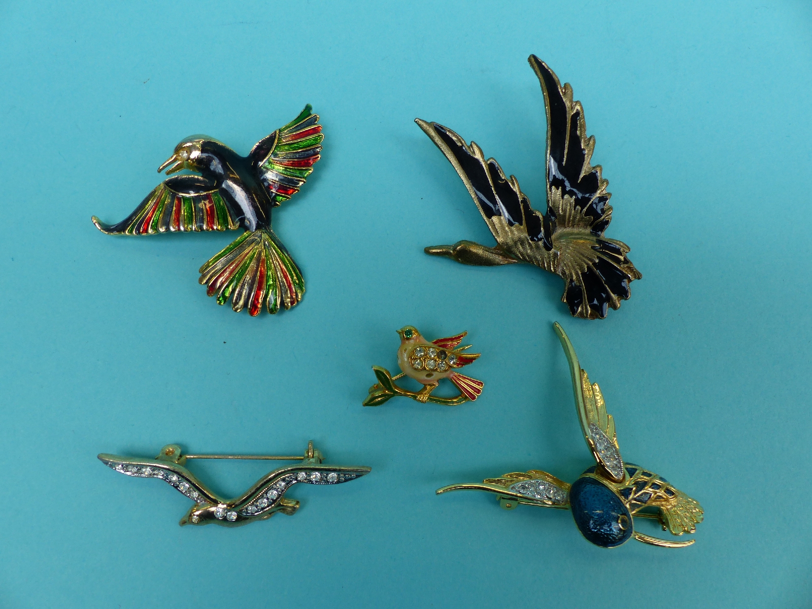 A collection of brooches depicting birds to includes enamel, bone, ceramic, metal, wood, - Image 4 of 13