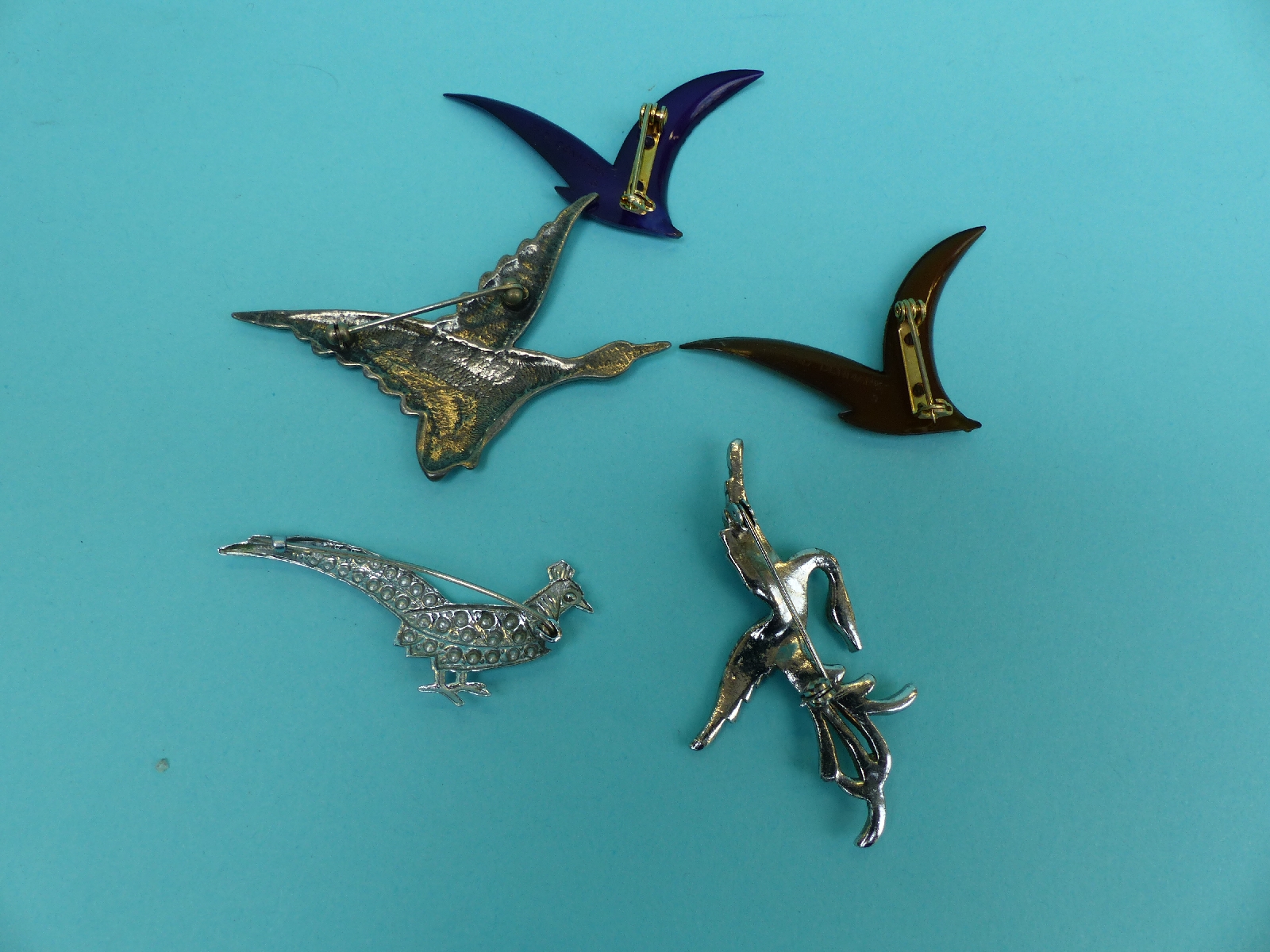 A collection of brooches depicting birds to includes enamel, bone, ceramic, metal, wood, - Image 3 of 13