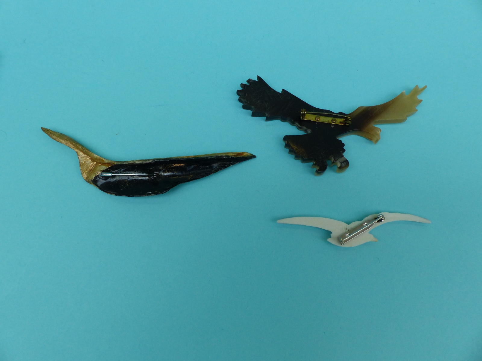 A collection of brooches depicting birds to includes enamel, bone, ceramic, metal, wood, - Image 9 of 13
