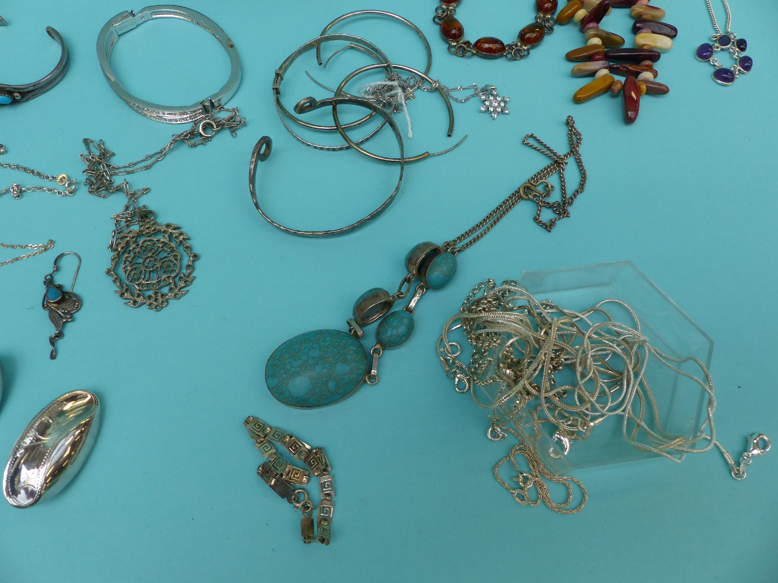 A collection of silver jewellery to include necklaces, bracelets, earrings, rings, marcasite brooch, - Image 14 of 17