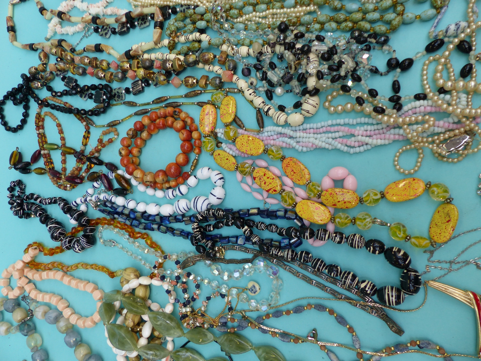 A collection of beads to include glass, faux pearls, - Image 3 of 8