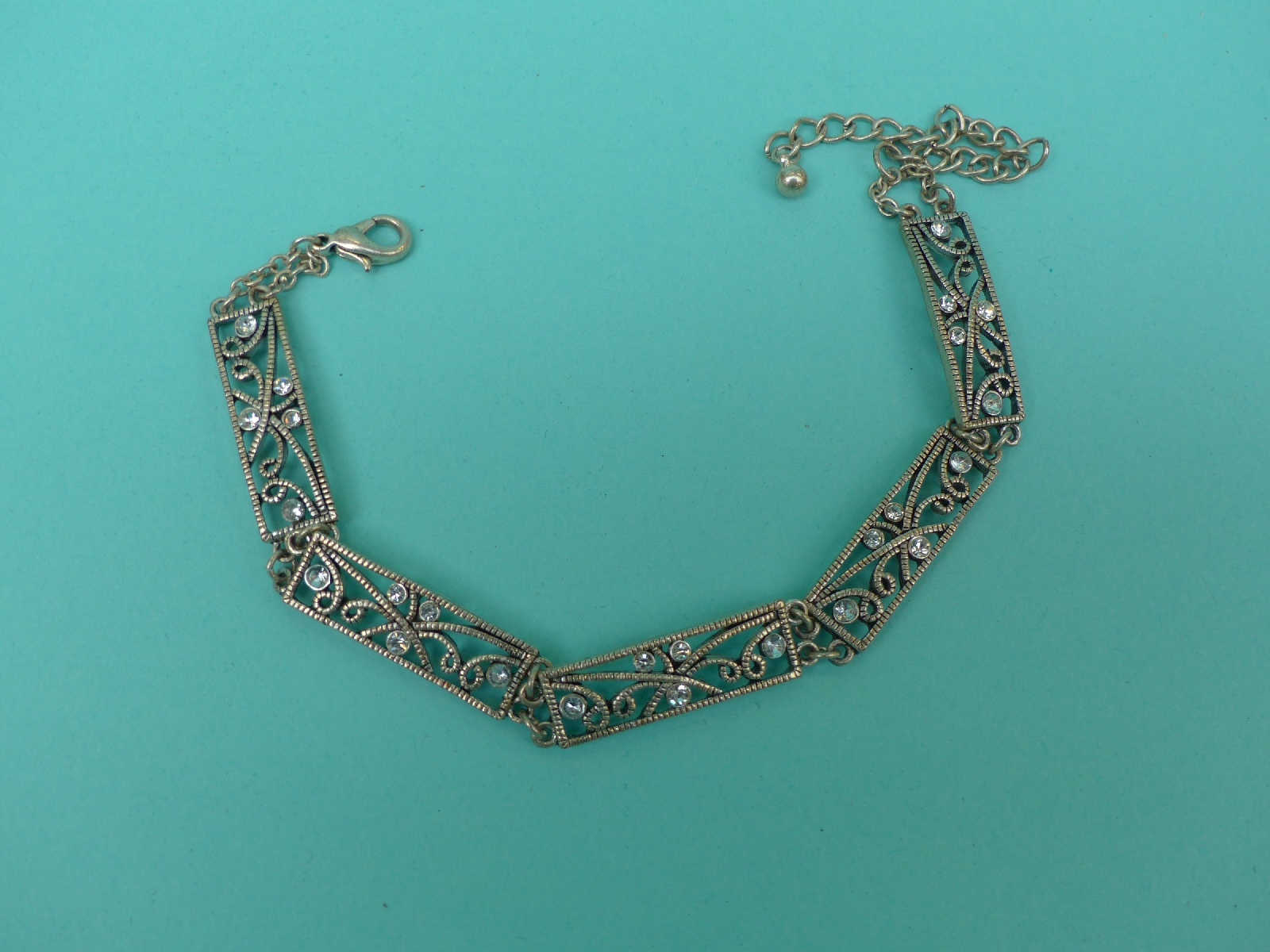 A collection of costume jewellery to include necklaces, - Image 3 of 6