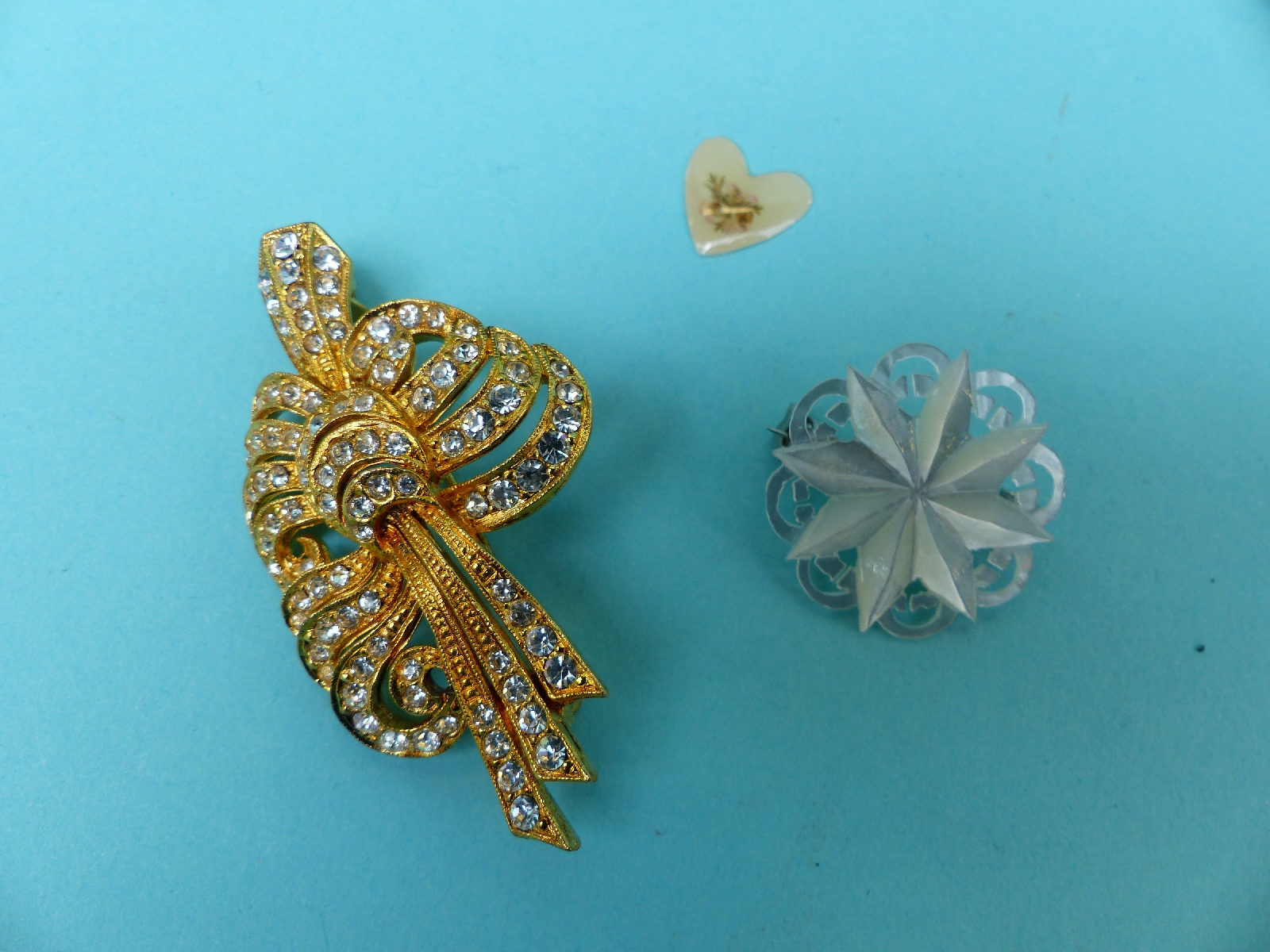 A collection of costume jewellery to include brooches, Miracle jewellery, - Image 8 of 12
