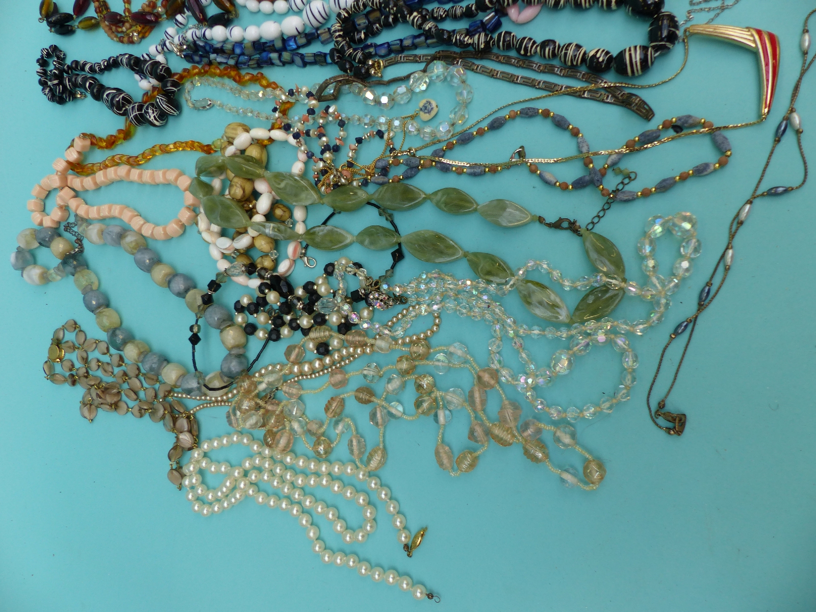 A collection of beads to include glass, faux pearls, - Image 2 of 8