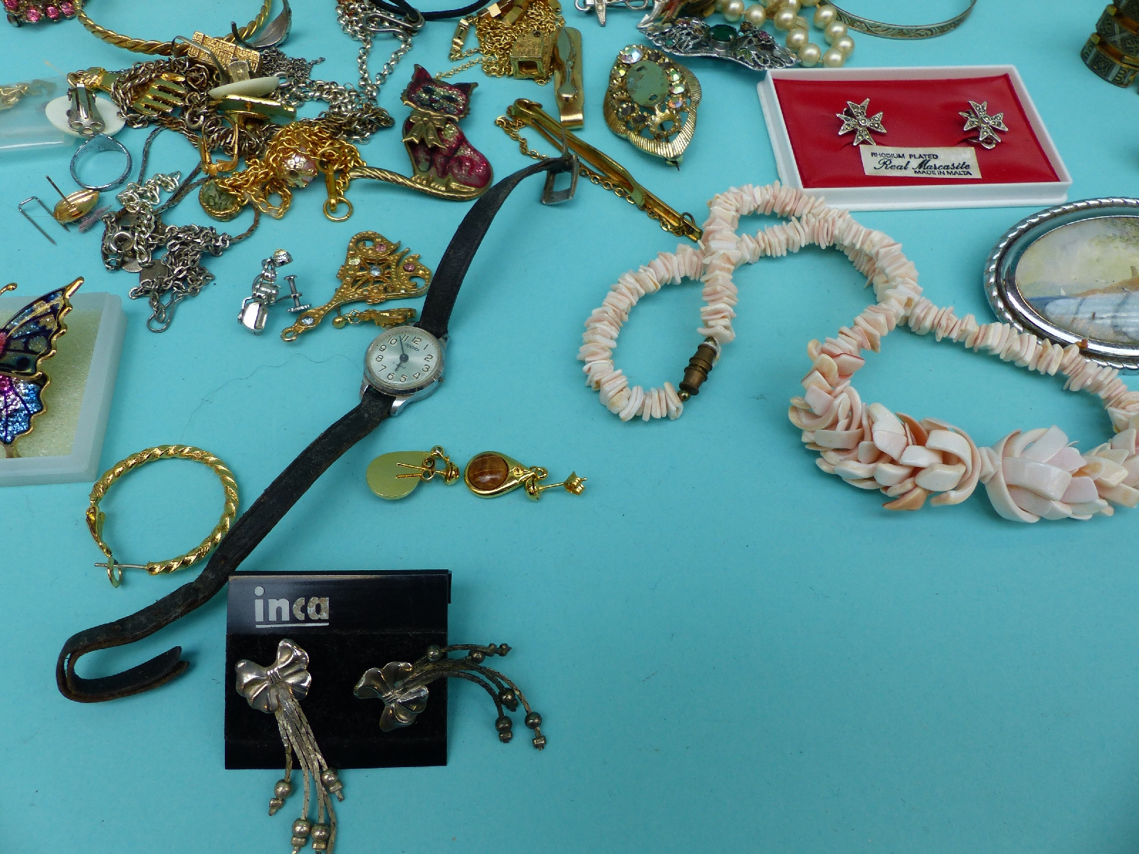 A collection of jewellery to include a shell necklace, silver necklaces, silver bracelet, brooches, - Image 11 of 12