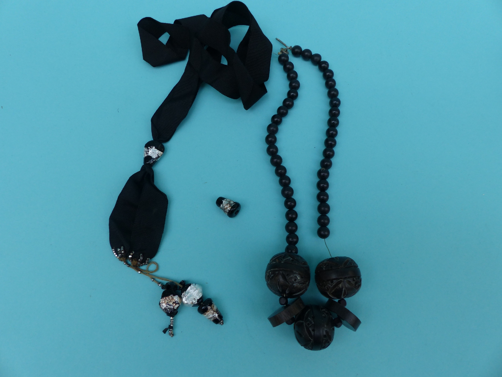 A collection of jet jewellery including carved necklaces, French jet, - Image 3 of 7