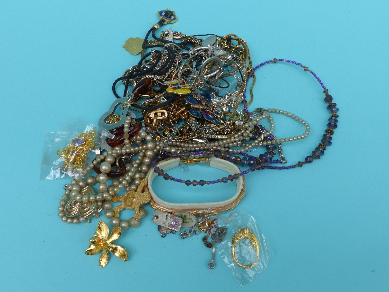 A collection of costume jewellery to include necklaces, - Image 6 of 6