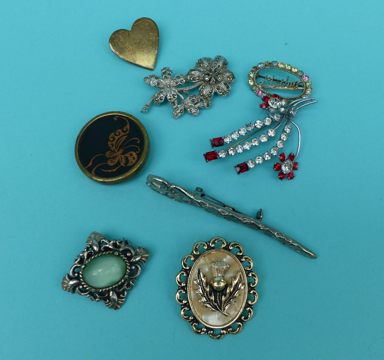 A collection of costume jewellery to include necklaces, - Image 5 of 6