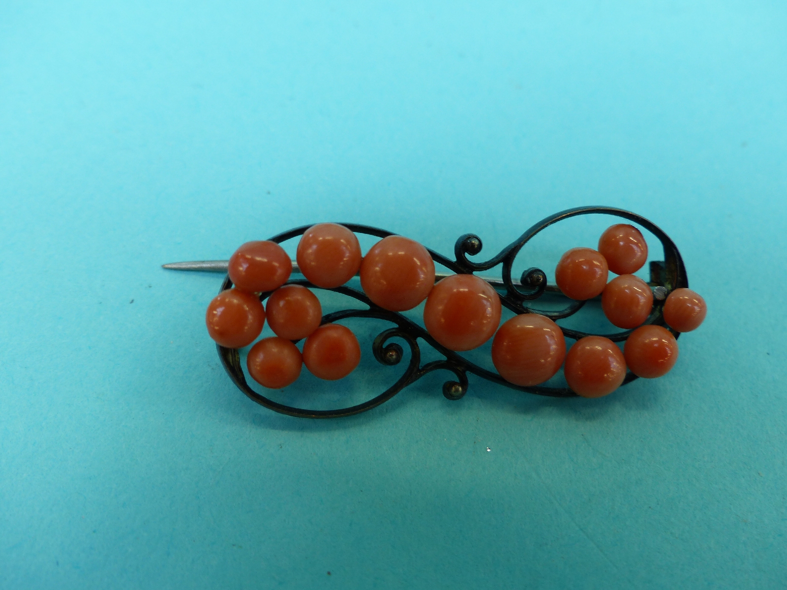 A collection of jewellery to include a coral necklace, coral brooch, - Image 7 of 15