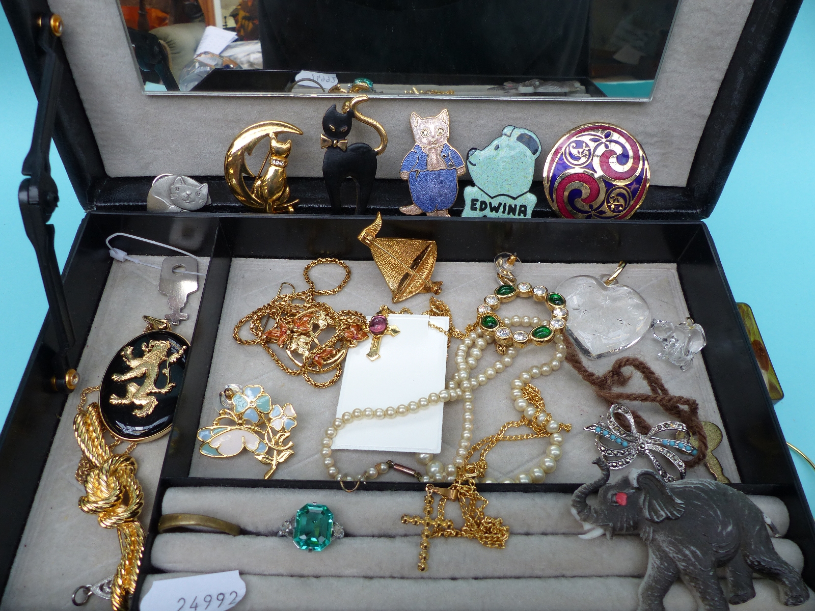 A collection of costume jewellery to include brooches, Miracle jewellery, - Image 2 of 12