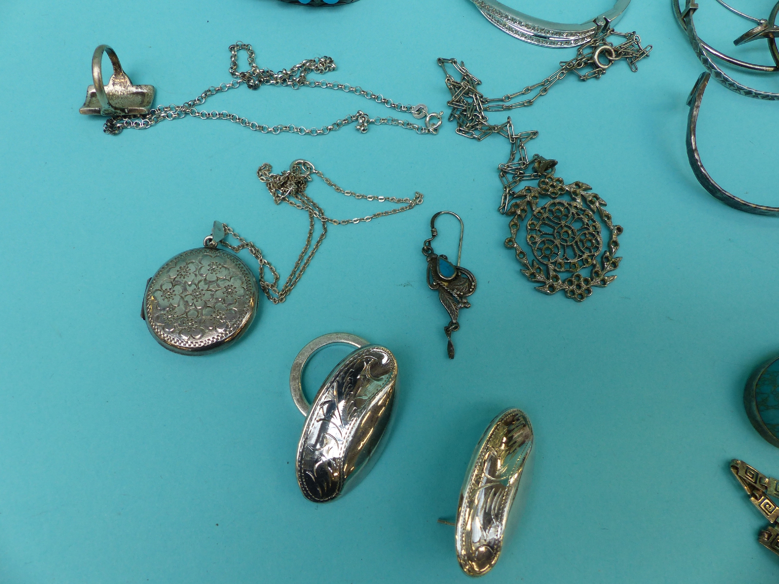 A collection of silver jewellery to include necklaces, bracelets, earrings, rings, marcasite brooch, - Image 15 of 17