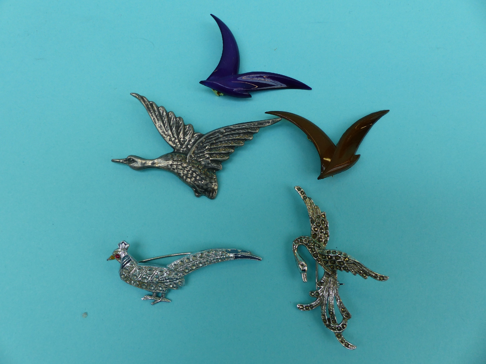 A collection of brooches depicting birds to includes enamel, bone, ceramic, metal, wood, - Image 2 of 13