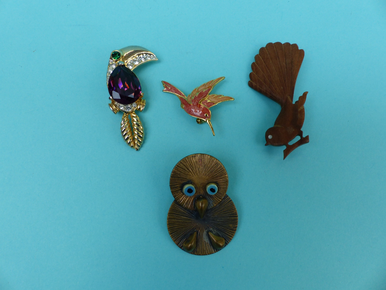 A collection of brooches depicting birds to includes enamel, bone, ceramic, metal, wood, - Image 6 of 13