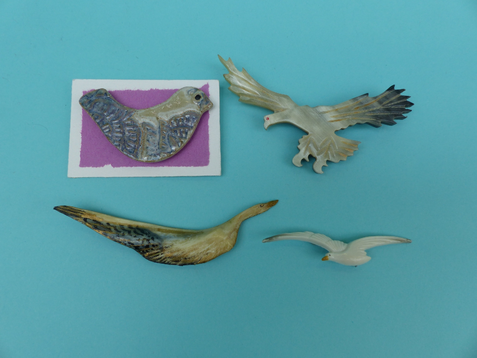 A collection of brooches depicting birds to includes enamel, bone, ceramic, metal, wood, - Image 8 of 13