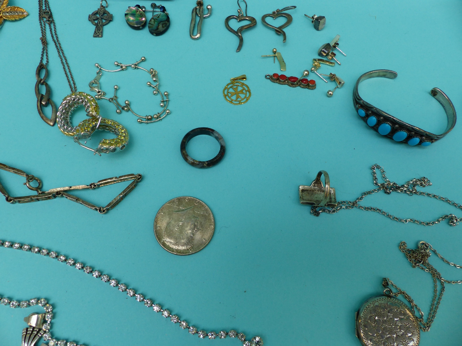 A collection of silver jewellery to include necklaces, bracelets, earrings, rings, marcasite brooch, - Image 12 of 17